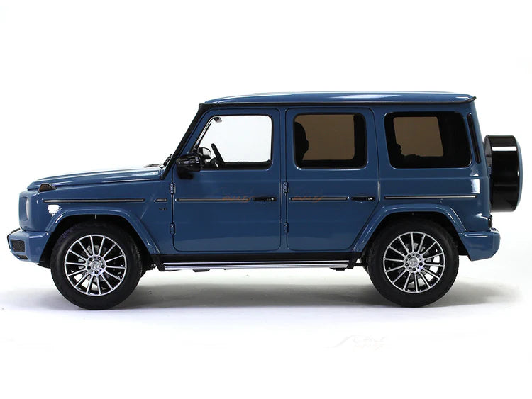 Luxury G-Wagon Scale Model – 1:18 Diecast Collectible Car with LED Lights & Opening Doors