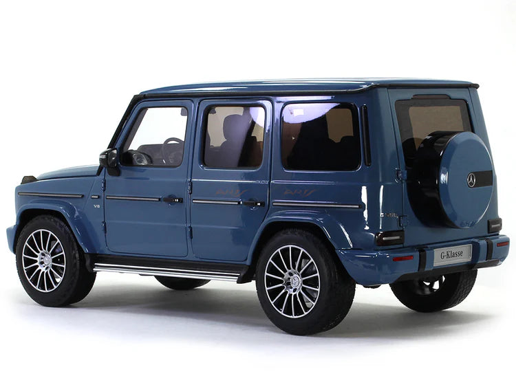 Luxury G-Wagon Scale Model – 1:18 Diecast Collectible Car with LED Lights & Opening Doors