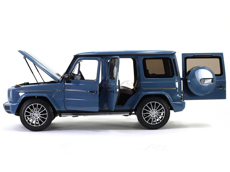 Luxury G-Wagon Scale Model – 1:18 Diecast Collectible Car with LED Lights & Opening Doors